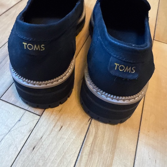 Toms Black Loafers with Tan Sole - Picture 4 of 6